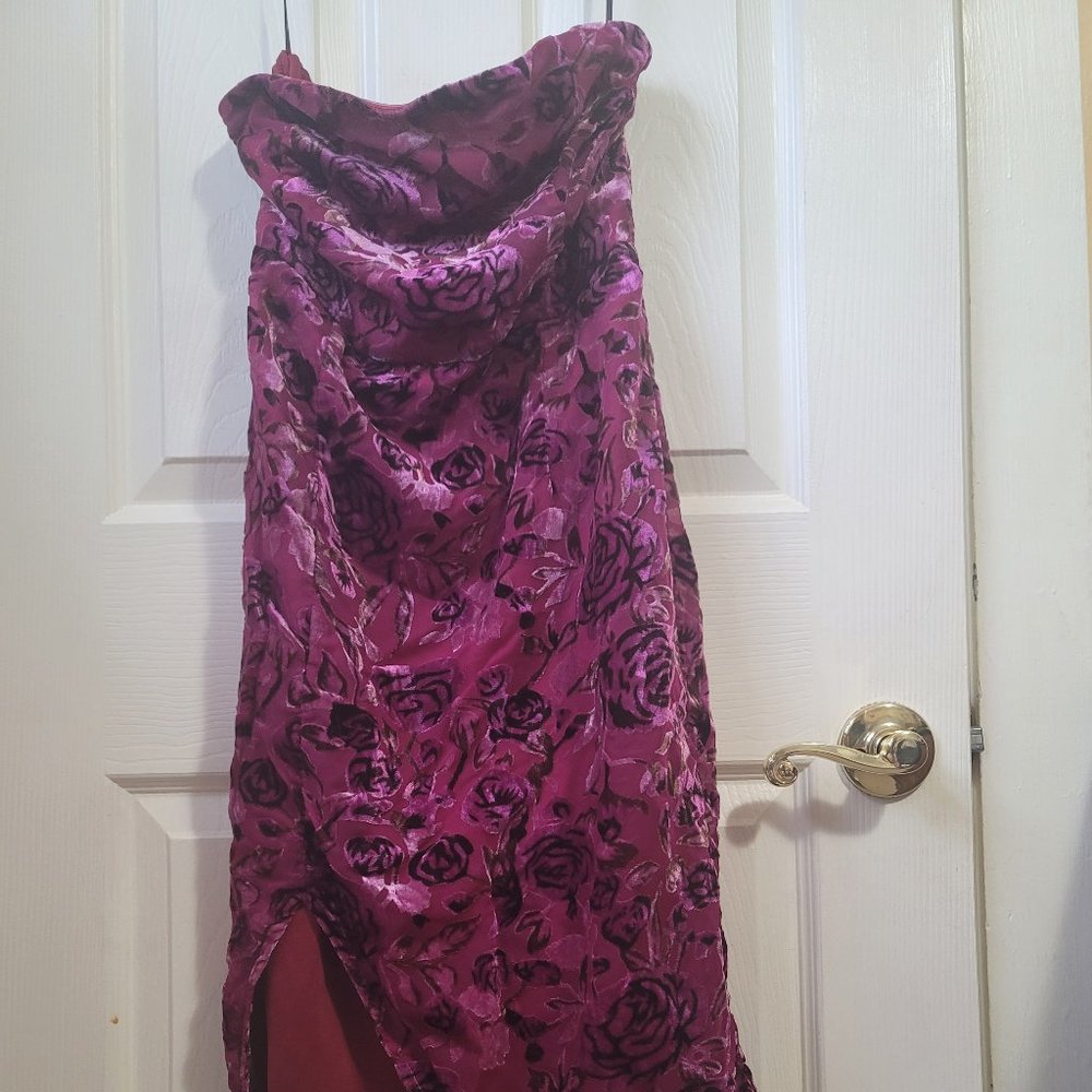 There She Rose Magenta Floral Print Velvet Strapless Dress